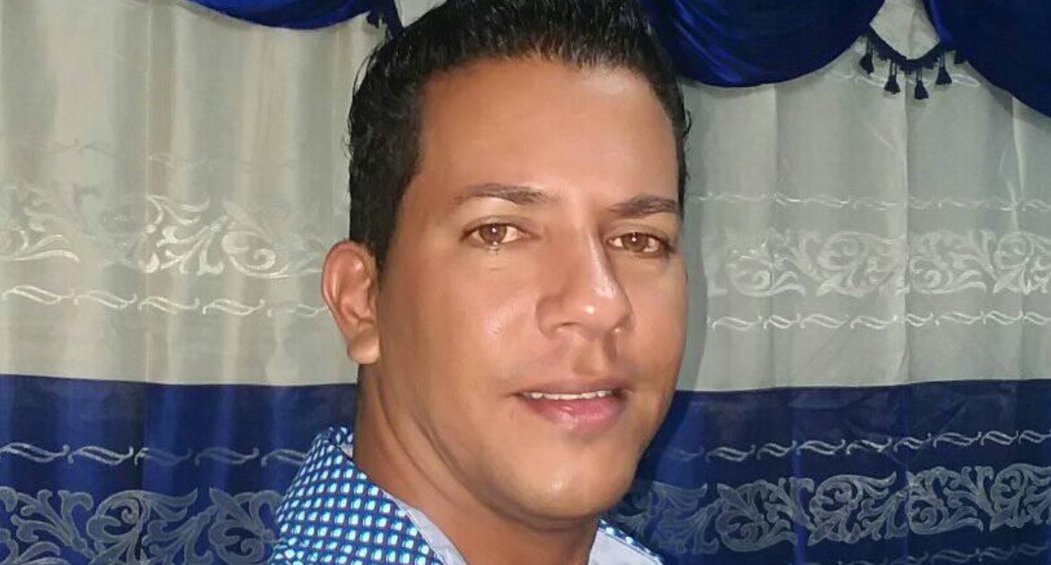 Retrato profesional del enfermero cubano Adrián Díaz Araujo, de la misión médica en Guatemala