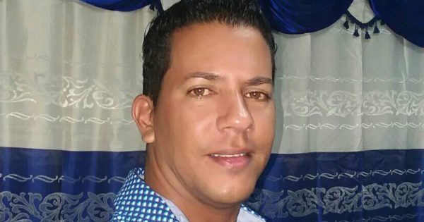 Retrato profesional del enfermero cubano Adrián Díaz Araujo, de la misión médica en Guatemala