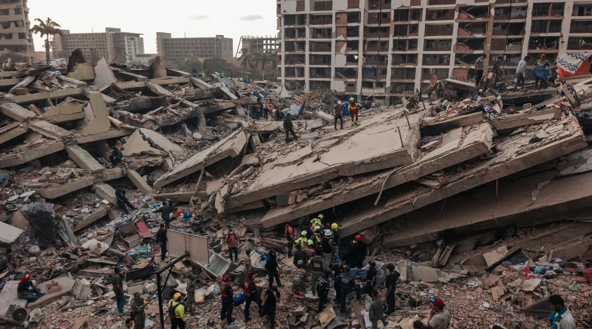 Edificios dañados y escombros en el norte de Venezuela tras el doble sismo de magnitudes 7.2 y 7.5 cerca de Yumare