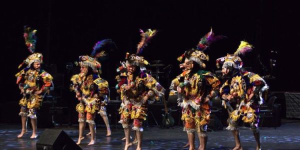 Artistas guatemaltecos interpretando piezas de música folklórica y tradicional durante la 33 Gala de la Canción Guatemalteca en la Gran Sala Efraín Recinos.