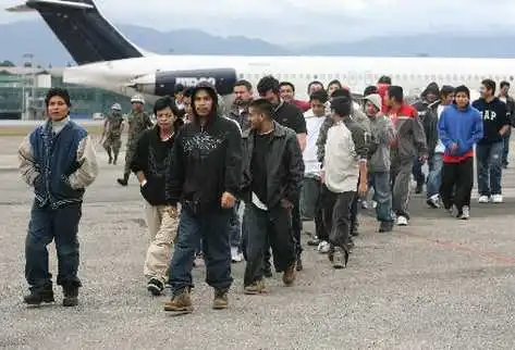 Avión de deportación y autobuses en un aeropuerto de Texas; menores migrantes guatemaltecos sujetos a la orden judicial que frenó su expulsión