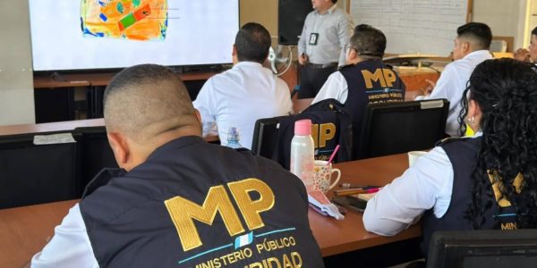 Personal del Ministerio Público e inspectores de AVSEC operando sistemas de escáner de Rayos X en el Aeropuerto La Aurora.