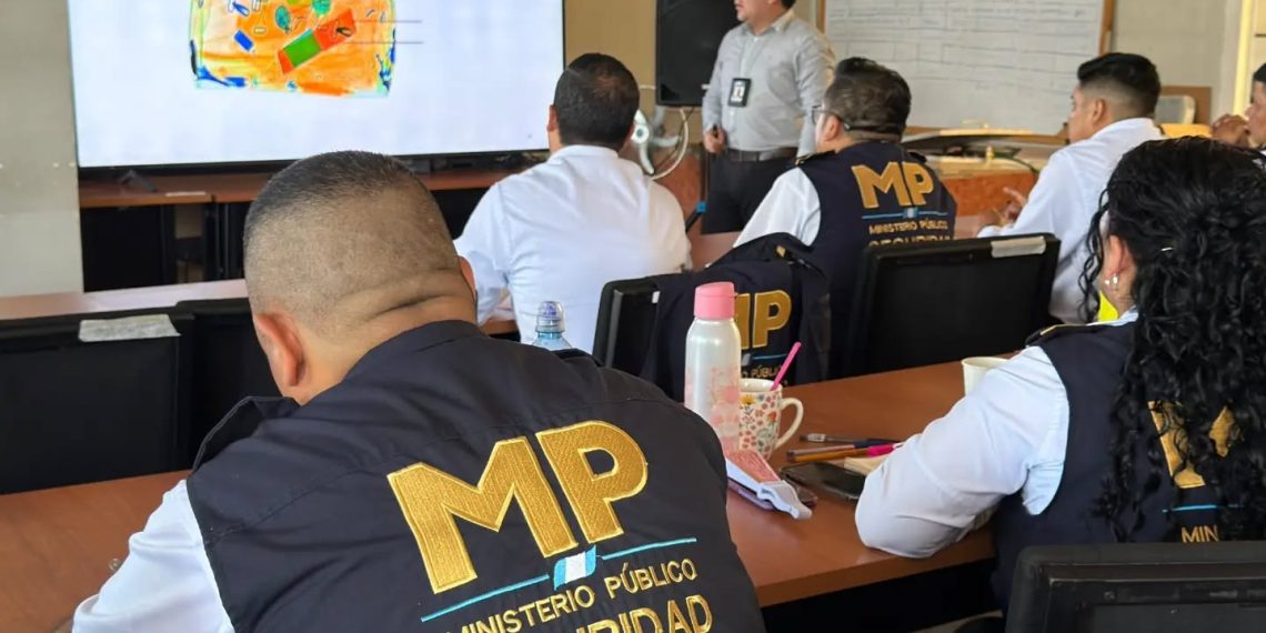 Personal del Ministerio Público e inspectores de AVSEC operando sistemas de escáner de Rayos X en el Aeropuerto La Aurora.
