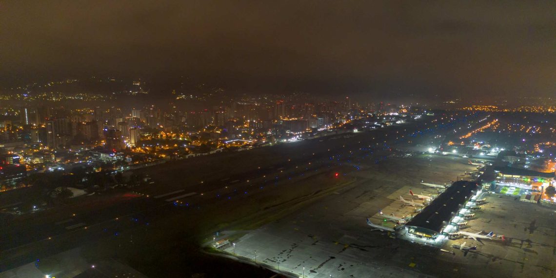 Técnicos de la DGAC realizando inspección y mantenimiento del sistema de iluminación en la pista de aterrizaje del Aeropuerto Internacional La Aurora.