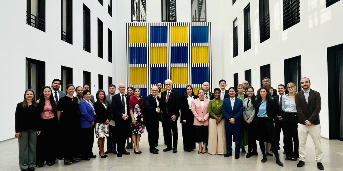 El Embajador de Guatemala dialogando con autoridades y representantes del sector laboral en Alemania sobre alianzas de movilidad laboral segura.