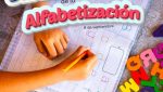 Participantes en un taller comunitario de alfabetización e inclusión recibiendo material informativo sobre prevención y seguridad.