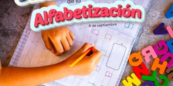 Participantes en un taller comunitario de alfabetización e inclusión recibiendo material informativo sobre prevención y seguridad.