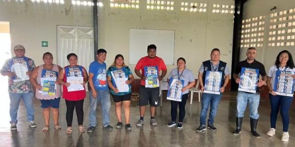 Inspectores de salud capacitando a manipuladores de alimentos y monitoreando ventas de comida en San Luis, Petén.
