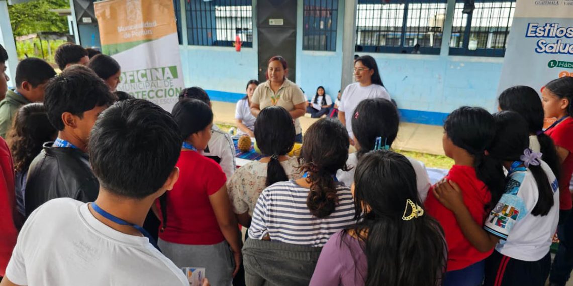 Jóvenes del caserío El Caoba en Poptún, Petén, participando en la jornada informativa sobre nutrición y hábitos alimenticios saludables.
