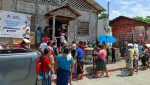 Familias rurales recibiendo raciones de alimentos por su participación en proyectos de desarrollo y mantenimiento comunitario.