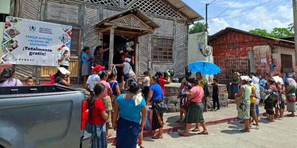 Familias rurales recibiendo raciones de alimentos por su participación en proyectos de desarrollo y mantenimiento comunitario.