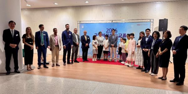 Obras de arte infantil creadas por niños guatemaltecos exhibidas en las galerías de la exposición internacional en Corea del Sur.