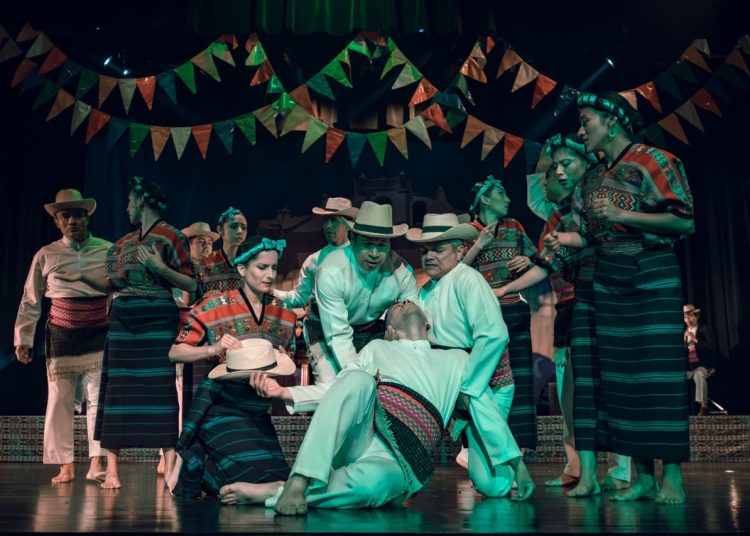 El Ballet Moderno y Folklórico Nacional de Guatemala presentándose junto a sus marimbas en el X Festival Patrio.
