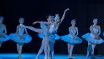 Bailarines del Ballet Nacional de Guatemala Christa Mertins interpretando El Lago de los Cisnes en el auditorio del Colegio Americano.