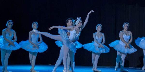 Bailarines del Ballet Nacional de Guatemala Christa Mertins interpretando El Lago de los Cisnes en el auditorio del Colegio Americano.