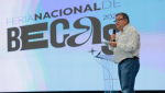 Jóvenes guatemaltecos recibiendo certificaciones del Fondo Nacional de Becas para continuar sus estudios profesionales.