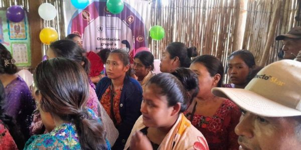 Personal médico de la Brigada de Salud y Nutrición evaluando y brindando atención médica a niños de la comunidad Washington en Purulhá, Baja Verapaz.