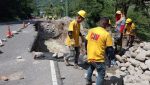 Maquinaria pesada del Ministerio de Comunicaciones trabajando en la remoción de derrumbes sobre una carretera afectada por las lluvias.