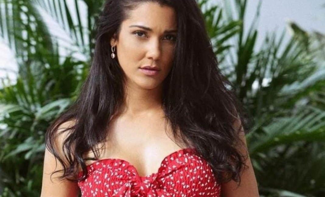 Camila Arteche en el Guatemala Fashion Week en la finca San Cayetano de Antigua, con el Volcán de Fuego al fondo