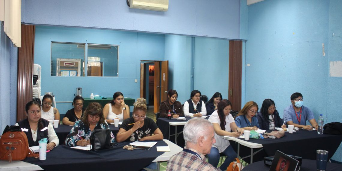 Personal médico y de enfermería de la capital asistiendo a una jornada de capacitación técnica sobre pruebas de tamizaje y detección de cáncer de cérvix.