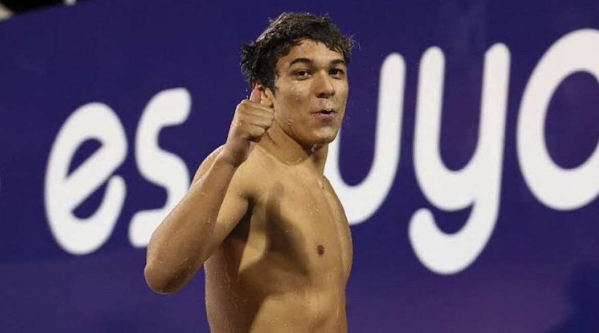 Roberto Bonilla con la medalla de oro y el premio a Mejor Atleta masculino de los Panam Sports Awards 2025