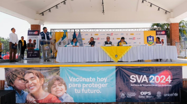 Personal de salud del MSPAS aplica vacunas durante la inauguración de la Semana de Vacunación de las Américas 2024 en Guatemala