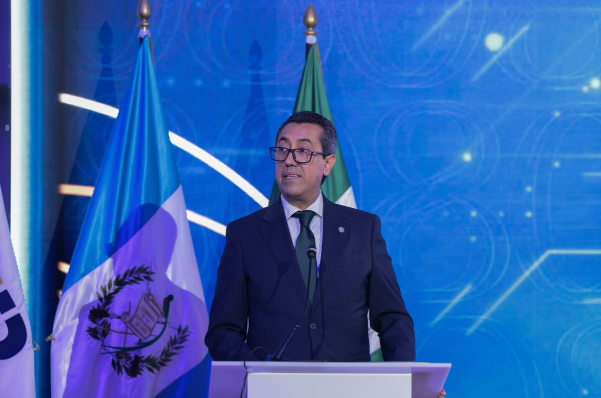 Arévalo nombra a Jonathan Menkos presidente del Banguat y a Juan Carlos Catalán dirigente de la SIB