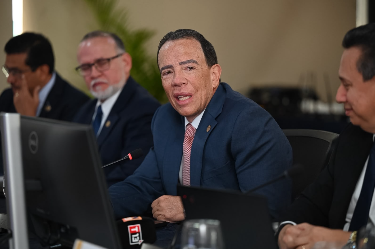 González Ricci presenta informe al término de su gestión frente al Banguat y asegura crecimiento