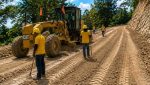 Trabajos de maquinaria pesada y pavimentación en el tramo carretero que conecta San Antonio La Paz con la aldea Sansur.