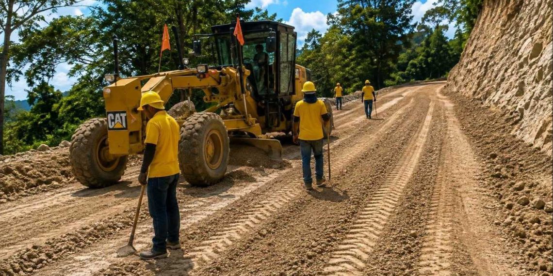 Trabajos de maquinaria pesada y pavimentación en el tramo carretero que conecta San Antonio La Paz con la aldea Sansur.