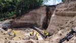 Cuadrillas de trabajadores instalando muros de gaviones a la orilla de la carretera RN-16 en Chiquimulilla, Santa Rosa, para prevenir la erosión.