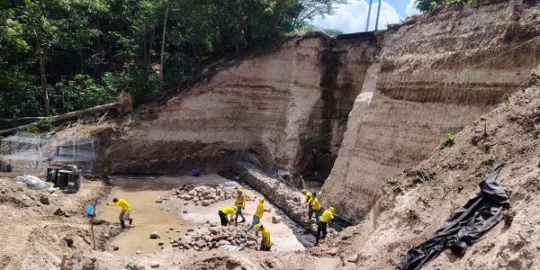 Cuadrillas de trabajadores instalando muros de gaviones a la orilla de la carretera RN-16 en Chiquimulilla, Santa Rosa, para prevenir la erosión.