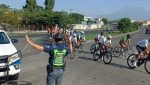 Agentes de Provial resguardando a un grupo de ciclistas que transitan por las carreteras de Guatemala