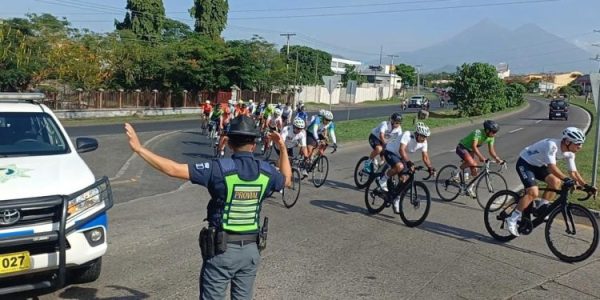 Agentes de Provial resguardando a un grupo de ciclistas que transitan por las carreteras de Guatemala