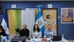 Personal del Consulado General de Guatemala brindando atención y documentación en el módulo informativo durante la Feria Consular de Servicios para Migrantes en Ciudad Juárez.