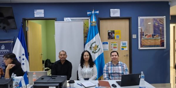 Personal del Consulado General de Guatemala brindando atención y documentación en el módulo informativo durante la Feria Consular de Servicios para Migrantes en Ciudad Juárez.