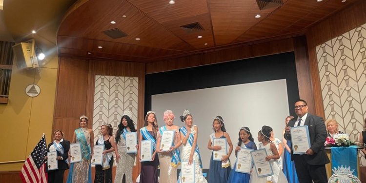 Representantes del Consulado General de Guatemala en Los Ángeles junto a miembros de la Asociación Guatemalteca Americana en la ceremonia por los 205 años de independencia.
