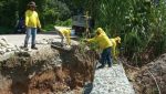 Personal del Ministerio de Comunicaciones trabajando en la construcción de un muro de gaviones para proteger la carretera entre Puente Chasco y La Tinta en Alta Verapaz.