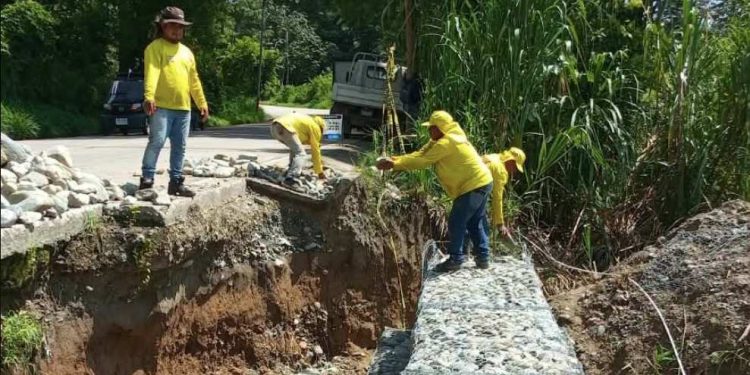 Personal del Ministerio de Comunicaciones trabajando en la construcción de un muro de gaviones para proteger la carretera entre Puente Chasco y La Tinta en Alta Verapaz.