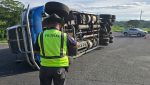 Brigadas de Provial regulando el tráfico y prestando auxilio vial durante la atención de un accidente en carretera.