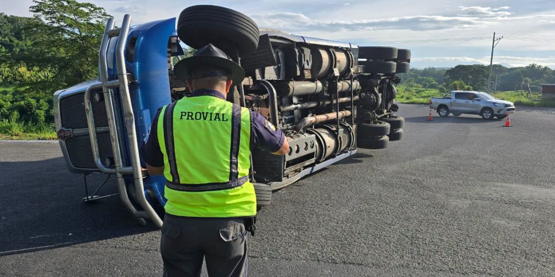 Brigadas de Provial regulando el tráfico y prestando auxilio vial durante la atención de un accidente en carretera.