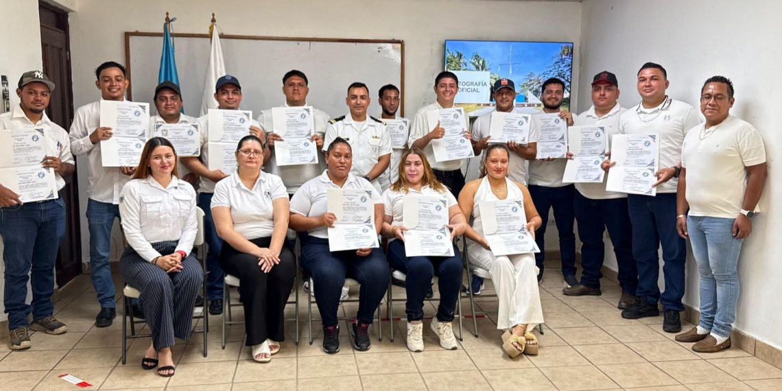 Participantes del curso de formación para Marino Mercante impartido por el Mintrab recibiendo sus acreditaciones durante el acto de clausura.