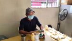Técnicos de salud pública realizando inspecciones y aplicando larvicidas en depósitos de agua en un sector rural de Zacapa.