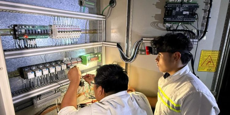 Personal del Aeropuerto Internacional La Aurora participando en un taller de capacitación eléctrica impartido por instructores del Intecap.