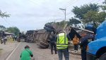 Brigadas de Provial regulando el tránsito y atendiendo un percance vial con transporte pesado en una carretera del país.