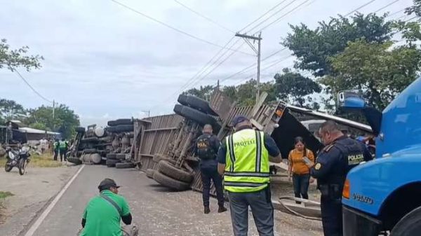 Brigadas de Provial regulando el tránsito y atendiendo un percance vial con transporte pesado en una carretera del país.
