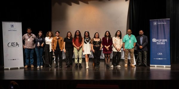 Asistentes y cineastas participando en el foro de discusión tras la proyección de cortometrajes ganadores en el auditorio cultural.