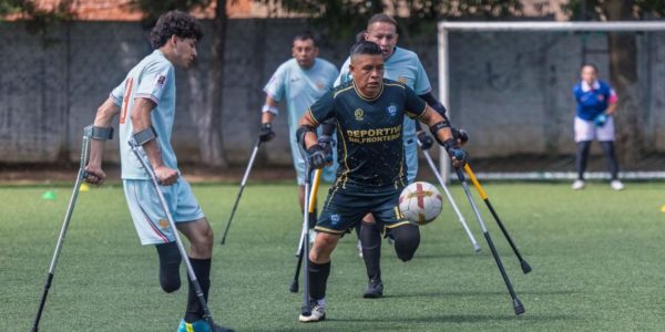 Atletas con amputación disputando un partido durante el cuadrangular de fútbol 7 adaptado en los Campos del Roosevelt.