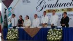 Funcionarios del Consulado General de Guatemala en Tenosique acompañando a los cinco estudiantes guatemaltecos graduados de la UJAT en Tabasco.