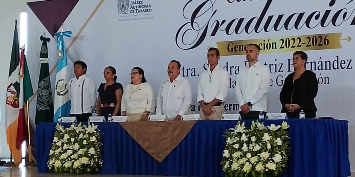 Funcionarios del Consulado General de Guatemala en Tenosique acompañando a los cinco estudiantes guatemaltecos graduados de la UJAT en Tabasco.